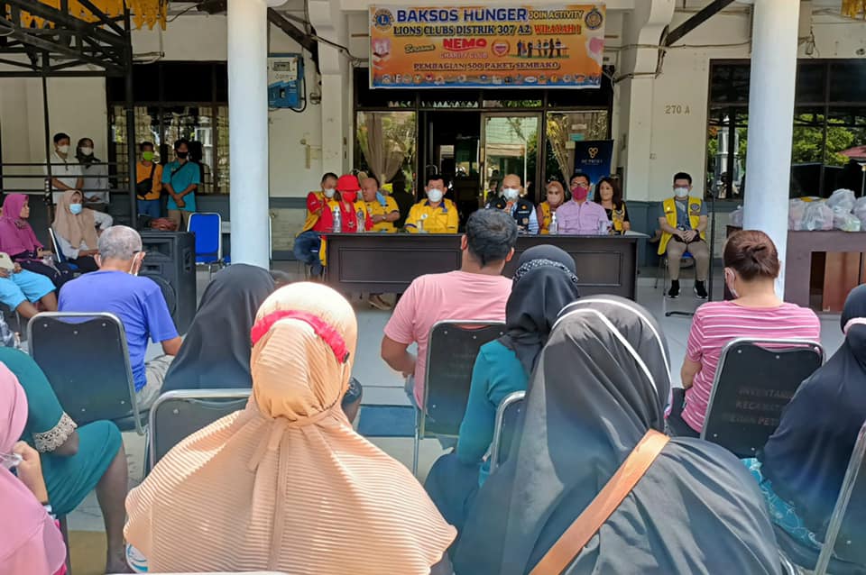 Pembagian Sembako oleh Lions Club Indonesia ke Warga Kecamatan Medan Petisah